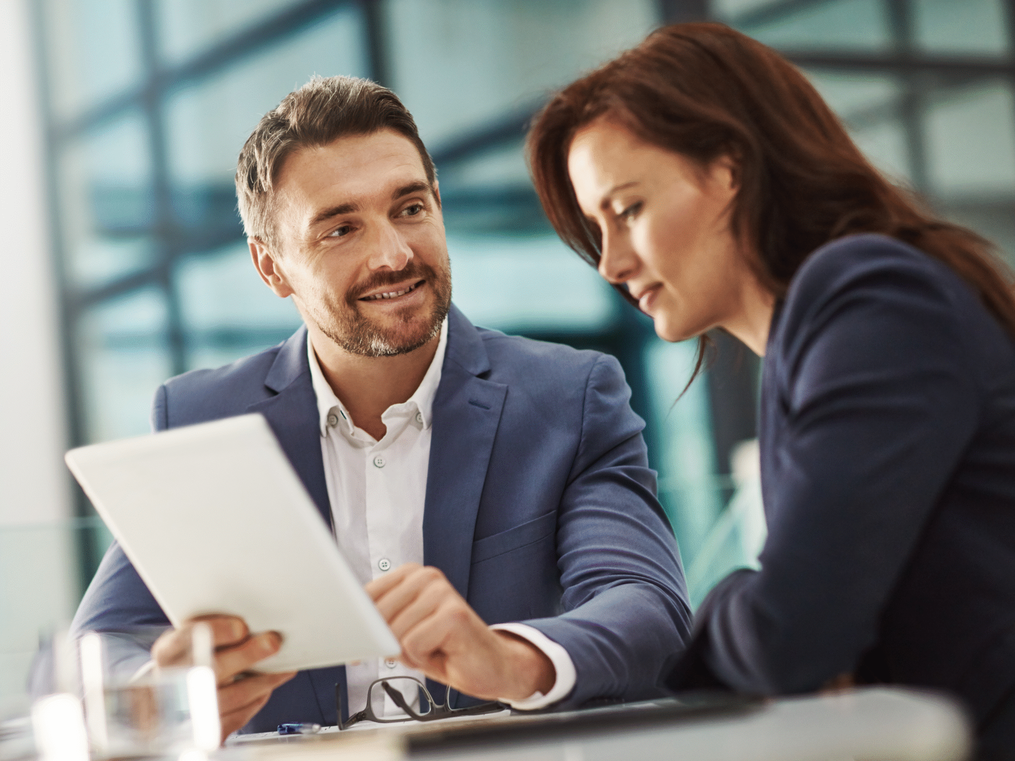 Sales IMPACT Analysis - Führungskraft bespricht Entwicklungspotential mit Verkaufsmitarbeiterin - Beraterin - 4zu3 5120 x 3840 px Sales IMPACT Analysis - Führungskraft bespricht Entwicklungspotential mit Verkaufsmitarbeiterin - Beraterin - 4zu3 5120 x 3840 px